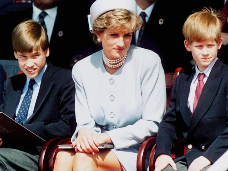 Принцесса Диана с сыновьями Уильямом и Гарри на церемонии вручения государственных наград в Гайд-парке, Лондон, 7 мая 1995