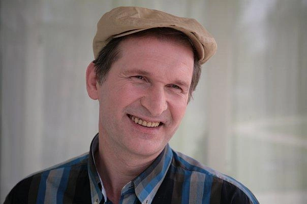 Актер признаётся, что сериал «Сваты» навсегда стал одним из его любимых проектов | Источник: кадр из сериала «Сваты» (18+), реж. Юрий Морозов, «Квартал 95», 2008 год