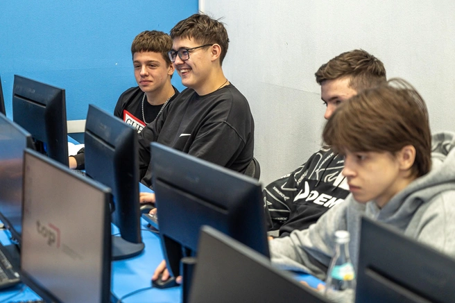Упор в IT-колледже делают на практике, что позволяет ребятам зарабатывать уже с первого курса | Источник: Василина Любимова