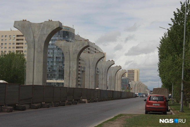 Опоры будущего LRT в 2022 году, когда от этого проекта готовы были уже отказаться | Источник: Стас Соколов / NGS.RU