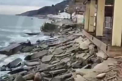 Шторм в Сочи вновь разрушил набережную в Лоо