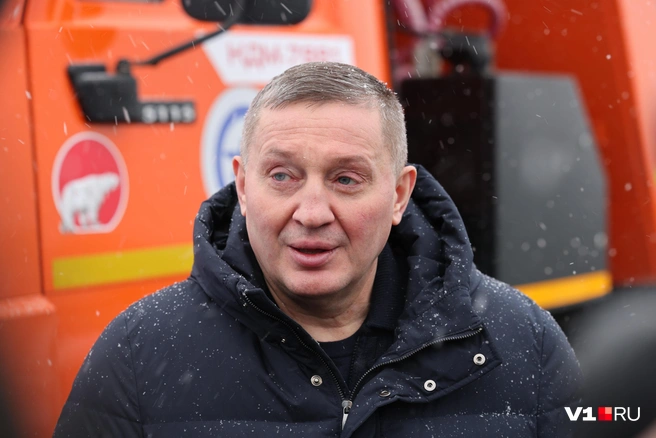 Губернатор сказал, что остался полностью удовлетворен новой дорогой и КАМАЗом | Источник: Алексей Волхонский / V1.RU
