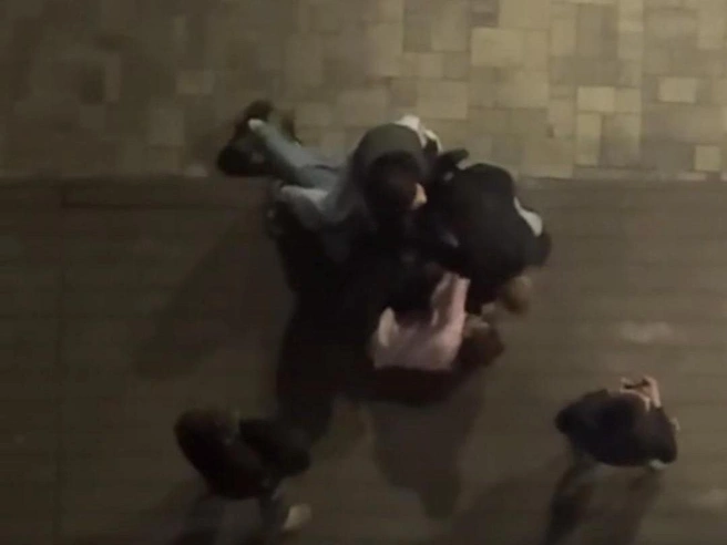 На видеозаписи видно, что свидетели не предприняли попыток помочь, хотя пострадавший кричал. | Источник: читатели V1.RU