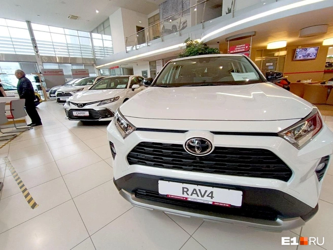Дилеры Toyota предлагают традиционный для марки модельный ряд, но машины всё чаще — в версиях для китайского рынка | Источник: Владислав Лоншаков / E1.RU