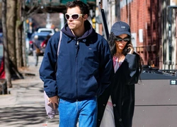 Весна в Нью-Йорке: Гарри Стайлс и Зои Кравиц в мерче в поддержку нового альбома певца