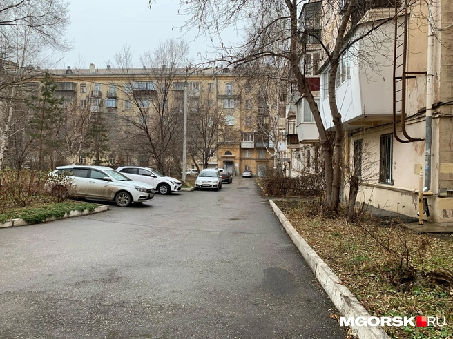 Парковка авто у второго подъезда чревата проблемами | Источник: Анна Лялькова / MGORSK.RU