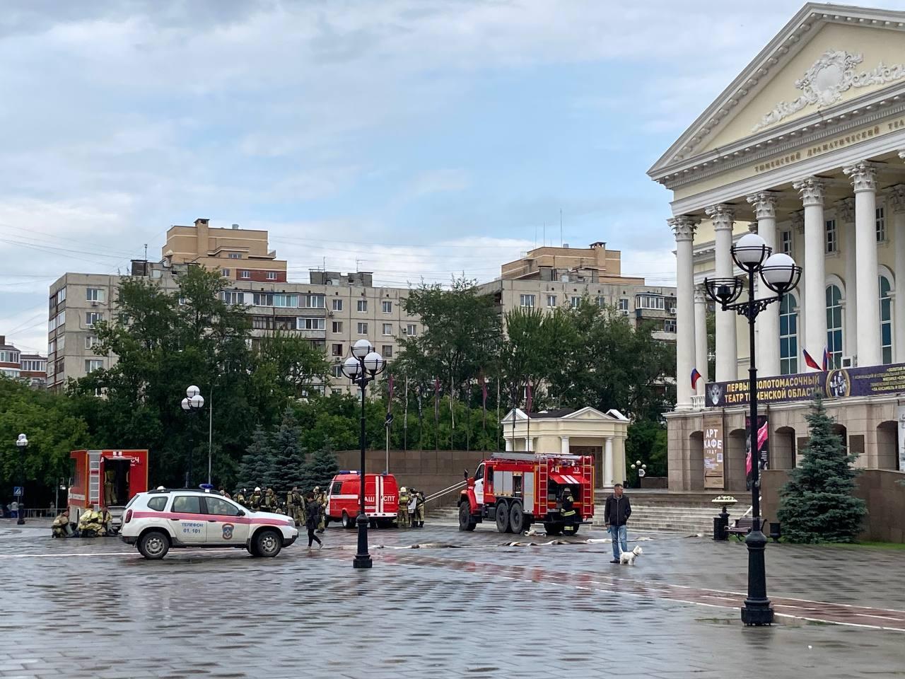 Возле драмтеатра много пожарных: что там происходит и есть ли возгорание -  21 июля 2022 - 72.ру