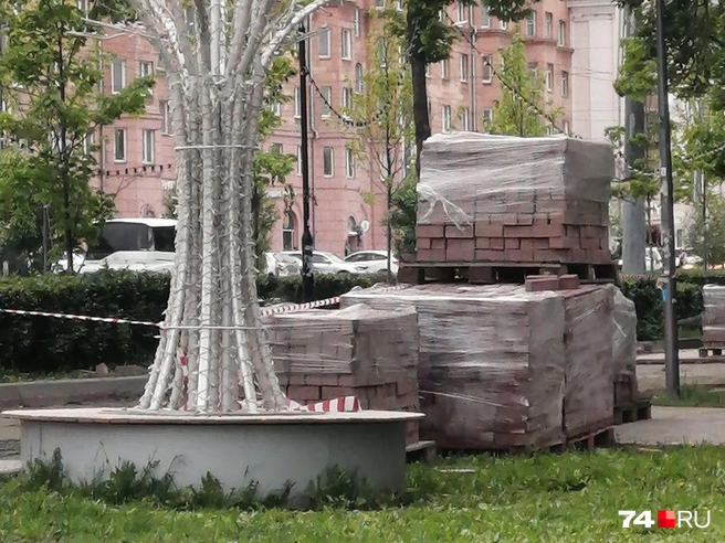 Разбитый тротуар скоро станет как новенький | Источник: читатель 74.RU