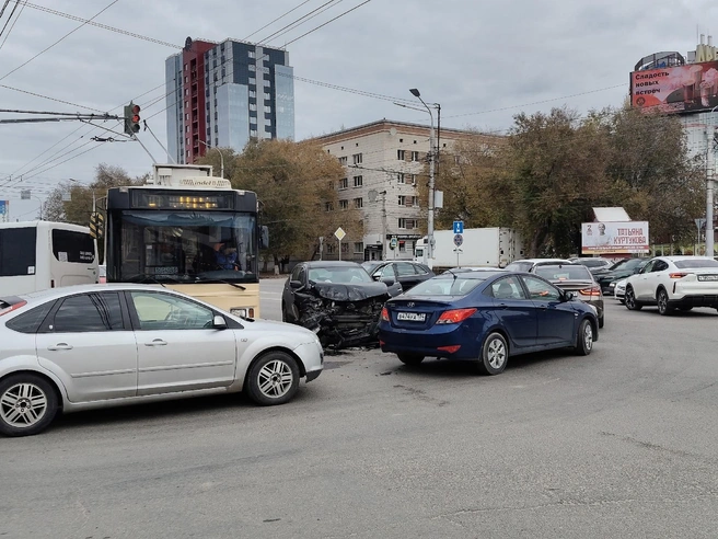 Водителям сложно объехать место ДТП | Источник: Мария Умнова / V1.RU