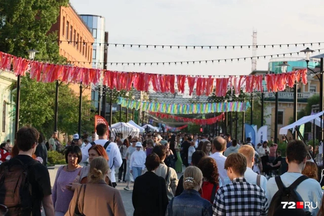 Спустя время площадка на Дзержинского оживилась, здесь стало намного больше народу | Источник: Ирина Шарова / 72.RU