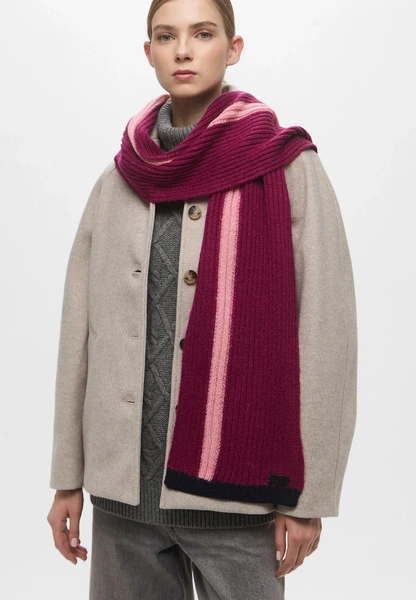 Эти шарфы выведут ваши зимние образы на новый уровень: 10 самых классных вариантов