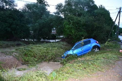 Потоки воды сносили машины | Источник: Gorkluch.ru