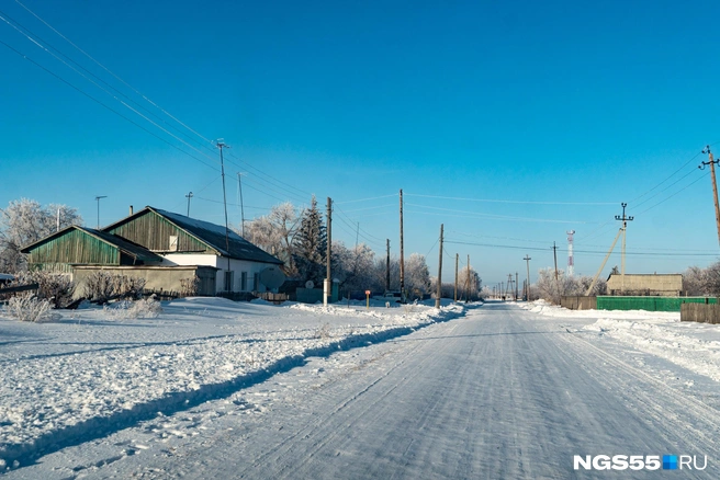 Если утром в Юрьевке было много людей и суеты, то днем атмосфера в поселке несколько разрядилась | Источник: Елена Латыпова / NGS55.RU