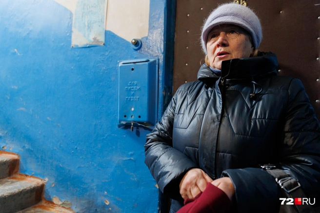 Подъезды в доме обшарпаны, перед входом в подъезд следы от большой лужи  | Источник: Ирина Шарова / 72.RU 