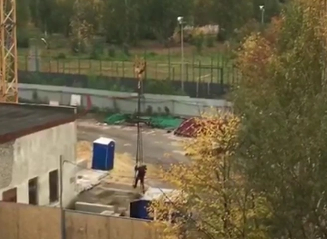 В Рязани засняли рабочих, катавшихся на крючке башенного крана | ya62.ru
