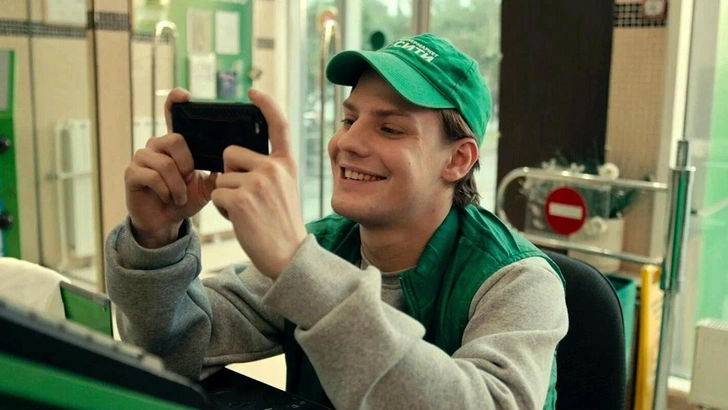 Ученые назвали возраст, когда мы перестаем быть подростками. В это время у многих уже дети ходят в школу | Источник: кадр фильма «Молодой человек» (Россия, 2022 г., реж. Александр Фомин)