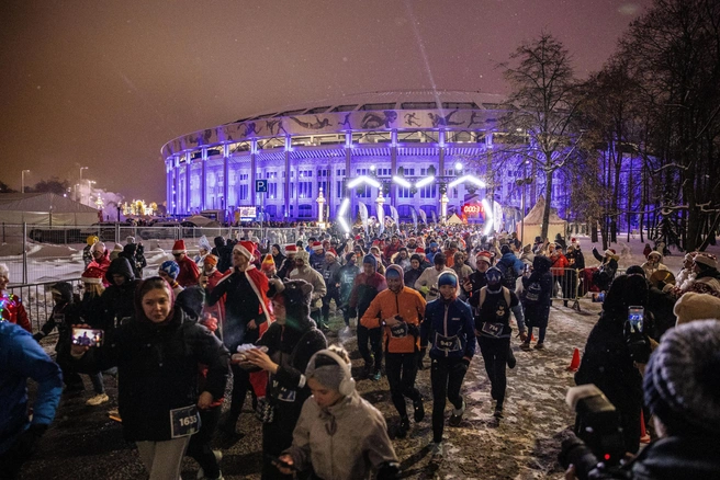 Спортсмены пробежали пять километров по новогодней Москве | Источник: пресс-служба Департамента спорта Москвы