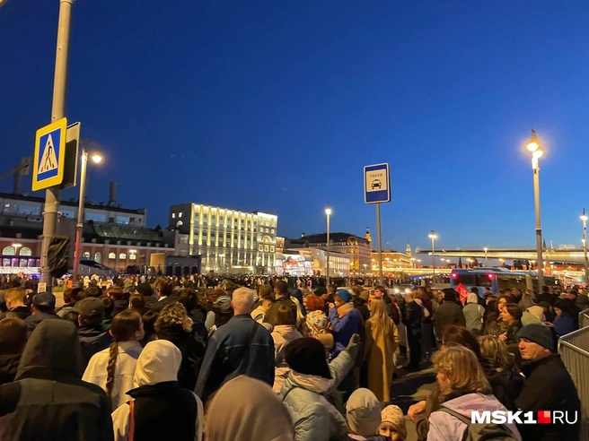 Показываем, что происходит в Москве перед началом салюта | Источник: Вера Борисова / MSK1.RU