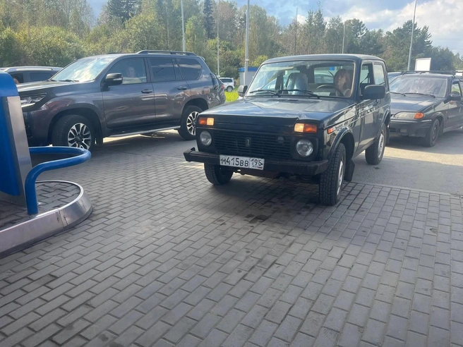 Женщина приехала на «Ниве» | Источник: Бензин ВП и Средник / Мах