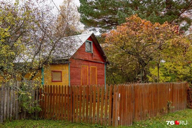 Яркие фасады отлично сочетаются с осенней листвой | Источник: Кирилл Поверинов / 76.RU