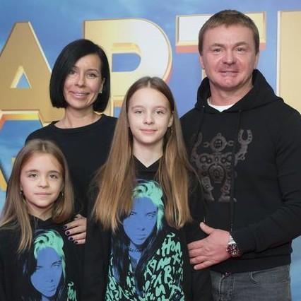 Жена Владимира Сычева тяжело переживает его измены: «Мысли о суициде, шарашит настроение от дикого смеха до истерик и воя»