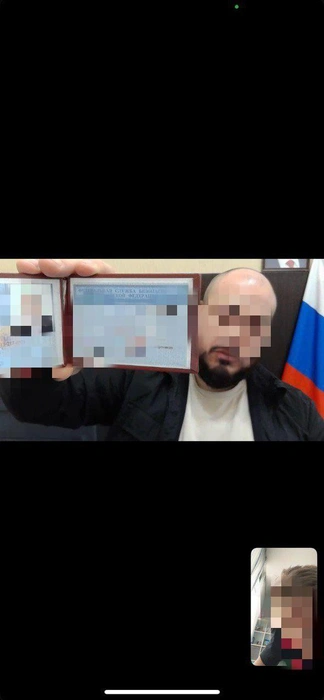 «Эфэсбэшник» показал в кадре даже «удостоверение» | Источник: скриншоты переписок предоставлены мамой школьника