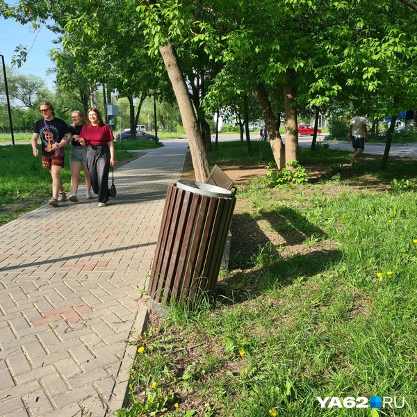 Похоже, урна находится в состоянии легкого алкогольного опьянения | Источник: Светлана Коновалова / YA62.RU