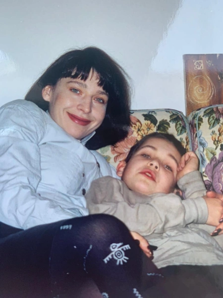 «У тебя есть два варианта. Либо ты уезжаешь в свою Слюдянку, но в этом случае никогда больше не увидишь сына. Либо требуешь, чтобы мама с папой уезжали без вас»,&nbsp;— ставил Муравьев ультиматум Алисе