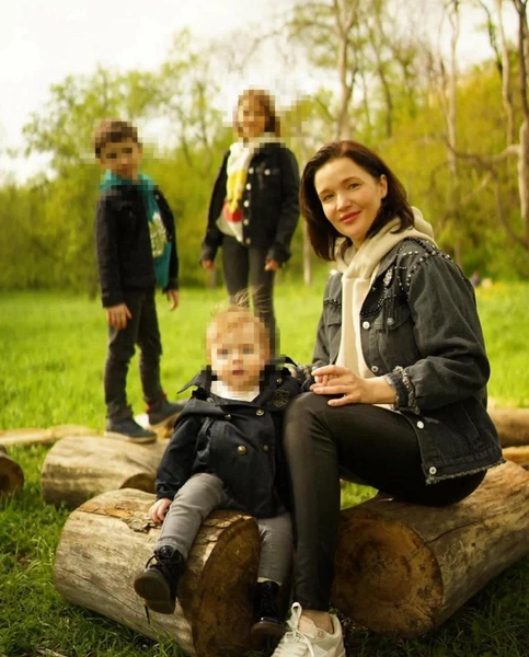 Екатерина воспитывает троих детей 