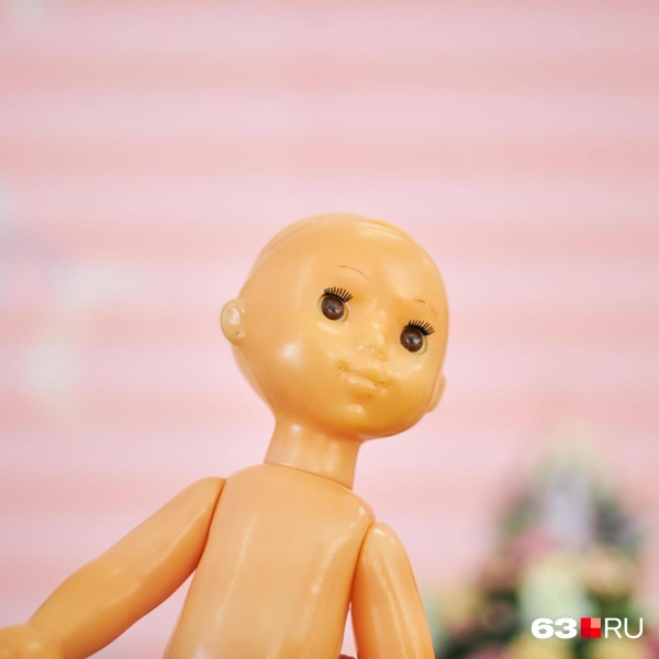 Кукольная фанатка признается, что купила игрушку из-за редкого — карего — цвета глаз | Источник: Роман Данилкин / 63.RU