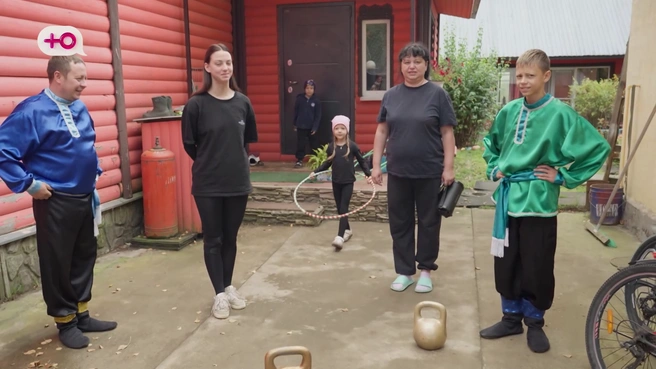 Семья Харлампиевых встретила Екатерину Лунегову небольшим цирковым номером | Источник: «Мультимедиа групп», телеканал «Ю»