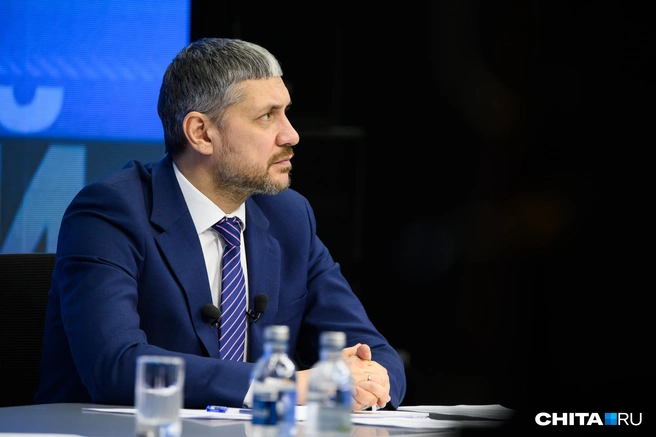 Александр Осипов рассказал, что на пожарах работают десятки единиц техники | Источник: Олег Федоров / CHITA.RU