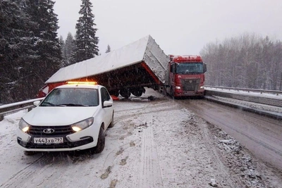 Фура второй день блокирует трассу под Пермью, пробка 17 км