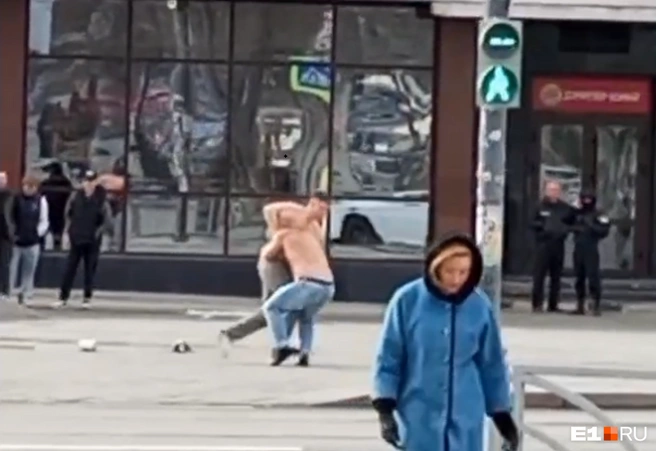 Двое мужчин устроили бой на оживленной улице | Источник: читатель E1.RU