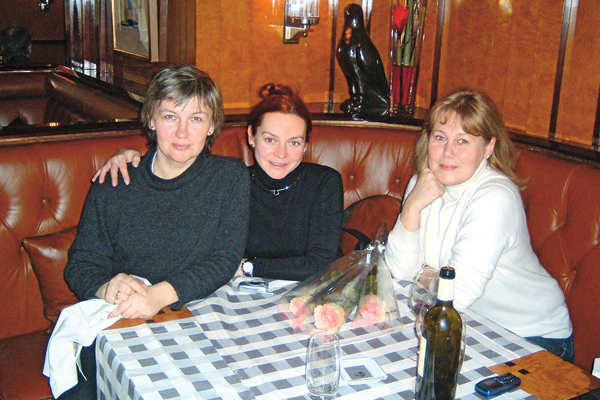 Людмила с сестрой Светланой и Мариной Анисиной