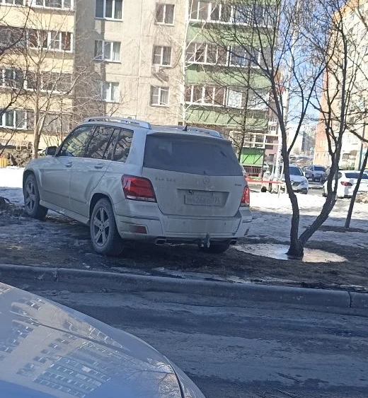 Mercedes c госномером М426КО774 на газоне. Улица Академика Королева, 20: это относительно новый двор, где четко выделены пешеходные зоны и детские площадки. «Мерс» въехал на одну из них | Источник: читатель 74.RU