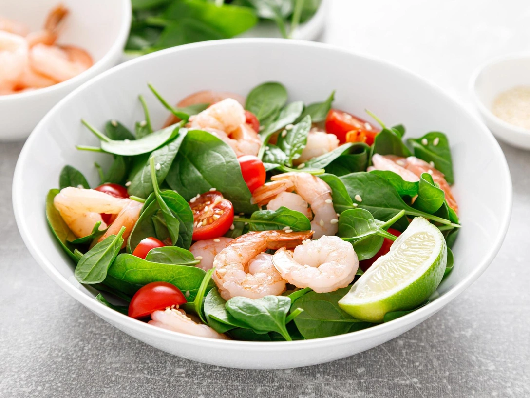 7 лучших рецептов летних салатов со шпинатом: витаминов столько, что никакие БАДы не нужны | marieclaire.ru