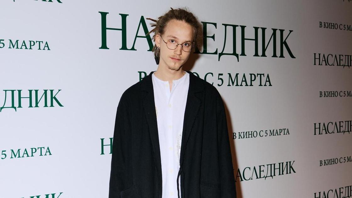 &laquo;Звонит и орет&raquo;: отец Децла запрещает внуку использовать свою фамилию