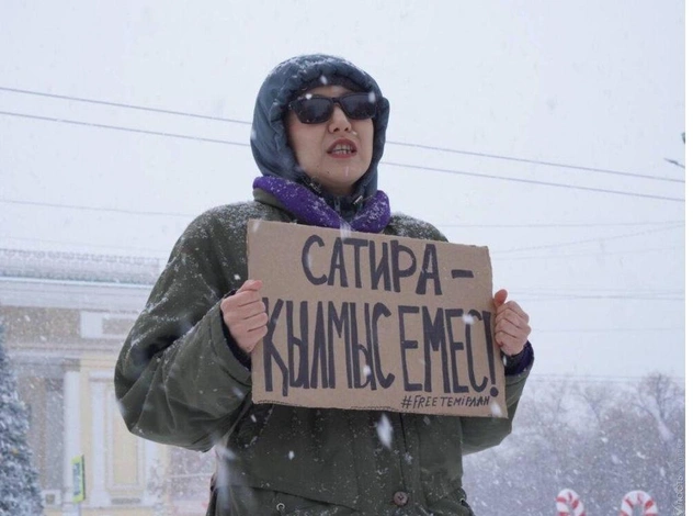 Суд в Алматы оштрафовал еще одну активистку за пикет в поддержку арестованного Темирлана Енсебека
