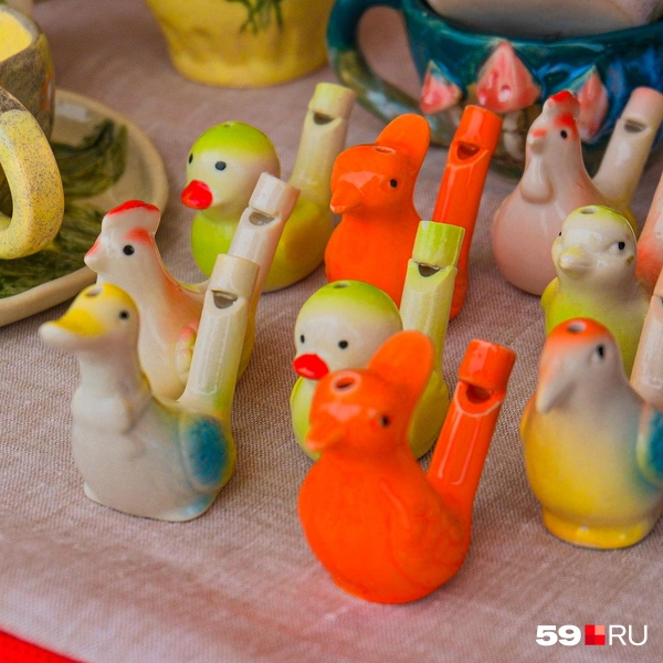 Раскрашенные в яркие цвета свистульки напоминают о лете | Источник: Тимофей Калмаков / 59.RU