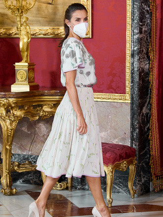 Фото №3 - Бережливая королева: Летиция появилась в платье своей свекрови (кстати, кому оно идет больше?)