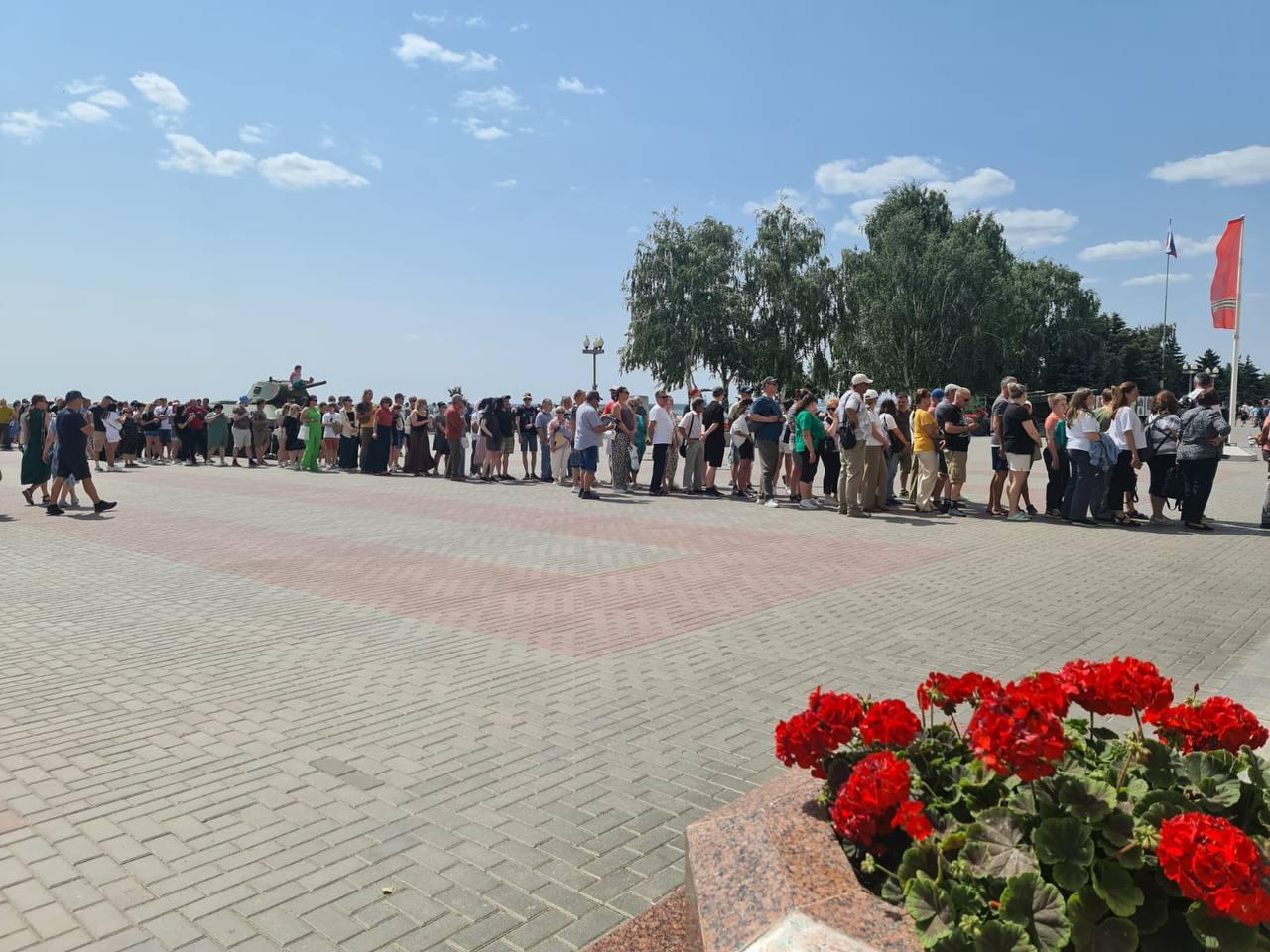 Огромную очередь заметили у музея-панорамы «Сталинградская битва» в Волгограде