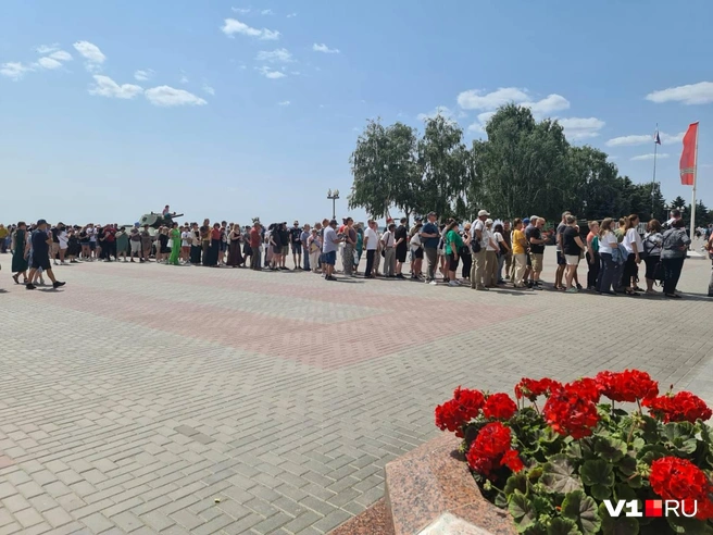 Утро 14 июня, и уже столько людей | Источник: Константин Завриков / V1.RU