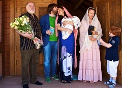 Эвелина Бледанс крестила сына