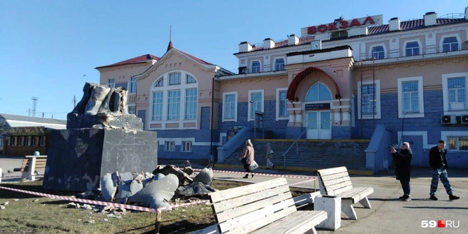 Обломки на фоне вокзала в Кунгуре | Источник: Елена Рожкова