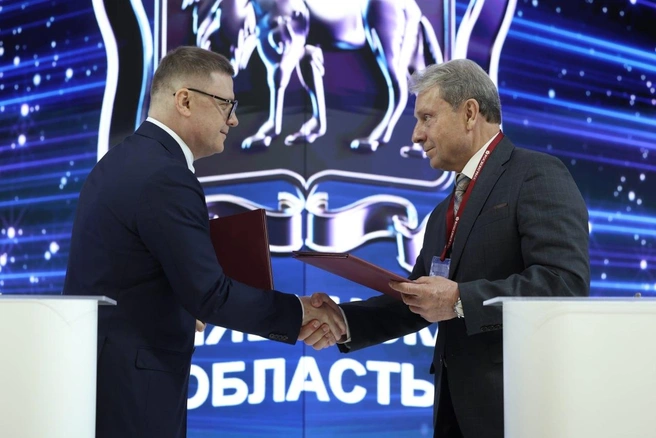 На полях ПМЭФ-2025 подписано соглашение между правительством Челябинской области и объединением «Союзпищепром», направленное на развитие агропромышленного комплекса региона | Источник: Наиль Фаттахов / сайт губернатора Челябинской области