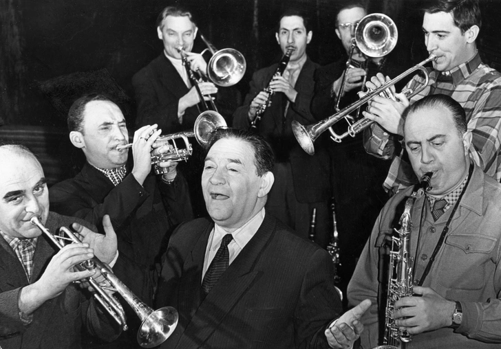 Леонид Утёсов с музыкантами своего оркестра, 1950-е | Источник: Sovfoto/Universal Images Group via Getty Images