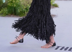 Напяточники Chanel вышли в свет — кто первой из звезд надел их?