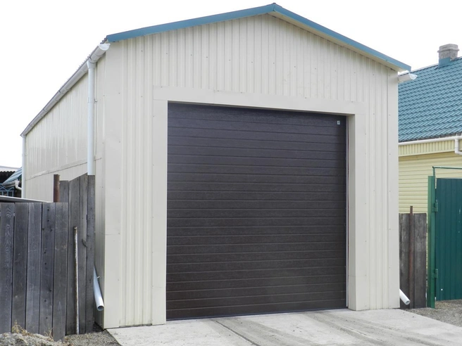 Гаражи выглядят аккуратно и отлично гармонируют с интерьером дома | Источник: «КРАСГАРАЖ»