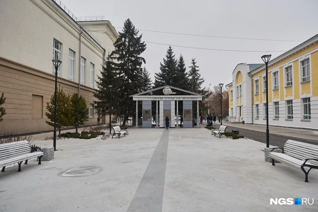 Во время благоустройства заасфальтировали проезды, отремонтировали постамент памятника | Источник: Александр Ощепков / NGS.RU